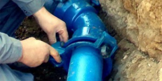 Danni alla condotta idrica durante i lavori per la fibra ottica, parte della città senz’acqua